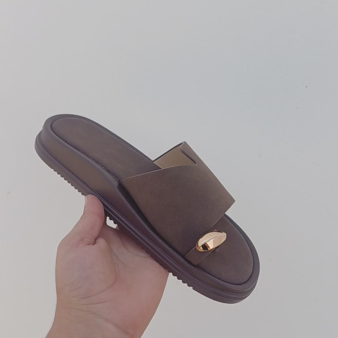 Mule Anneau Dore marron en main - video produit