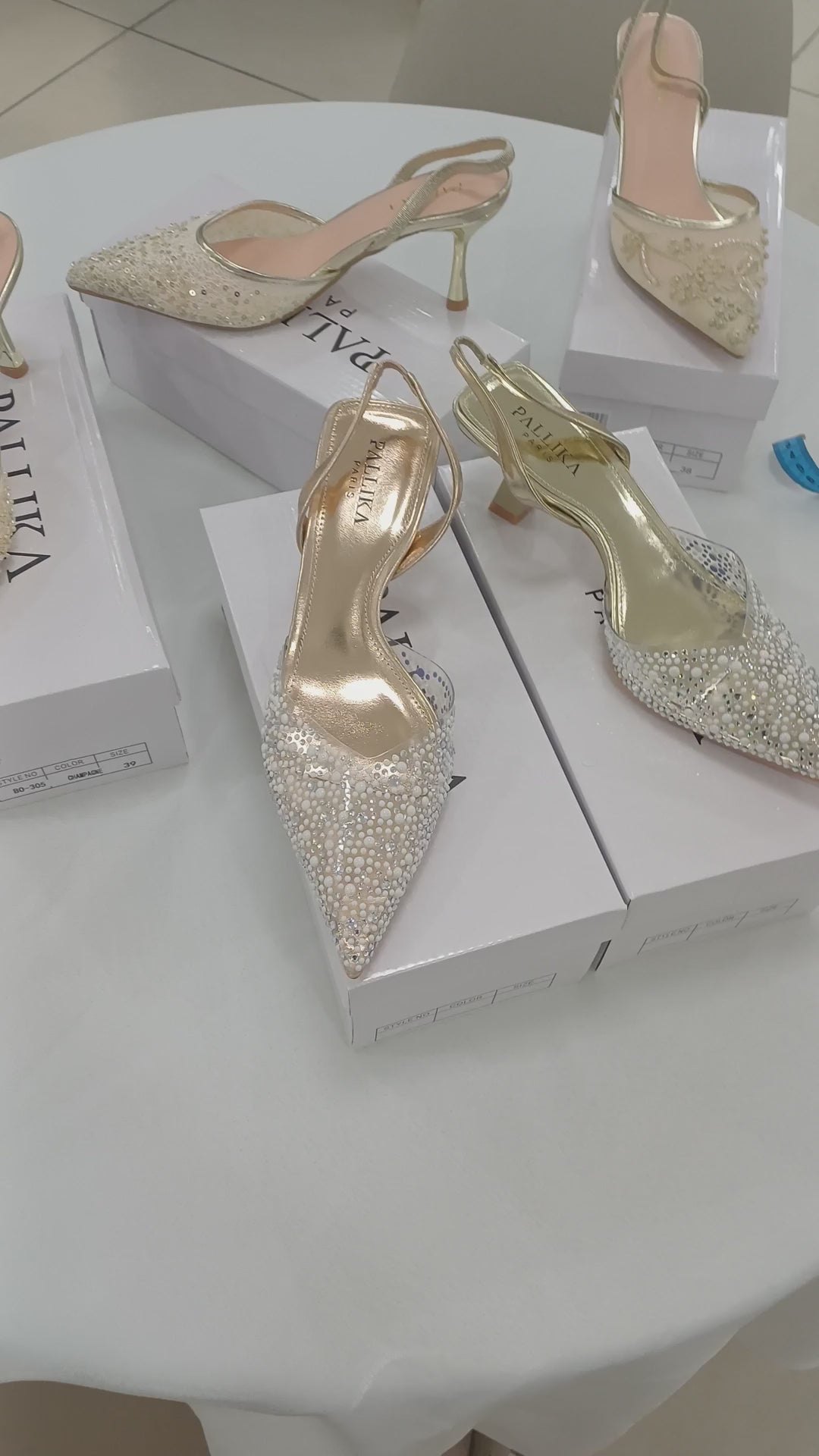 Escarpins Crystal Élégance gold — cristaux et perles, disponible en gold et champagne, 5950 DA, paiement à la livraison