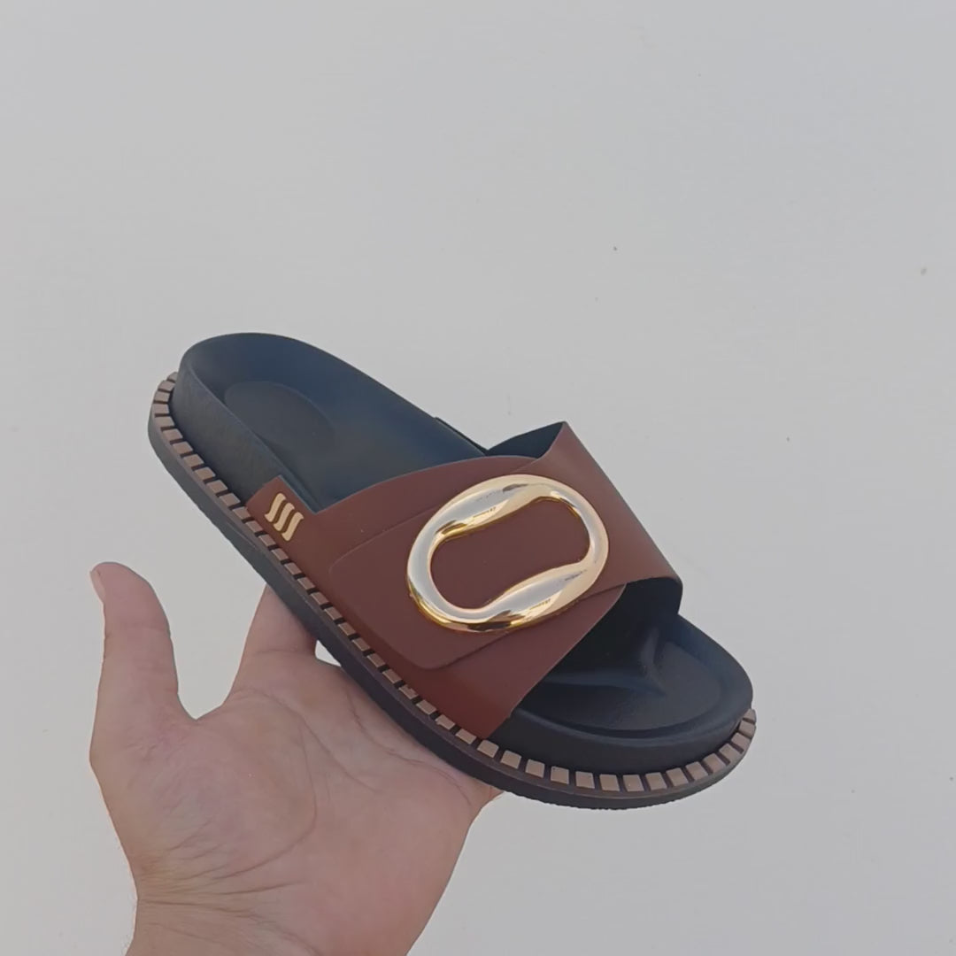 Claquette Urban Chic marron en main - video produit