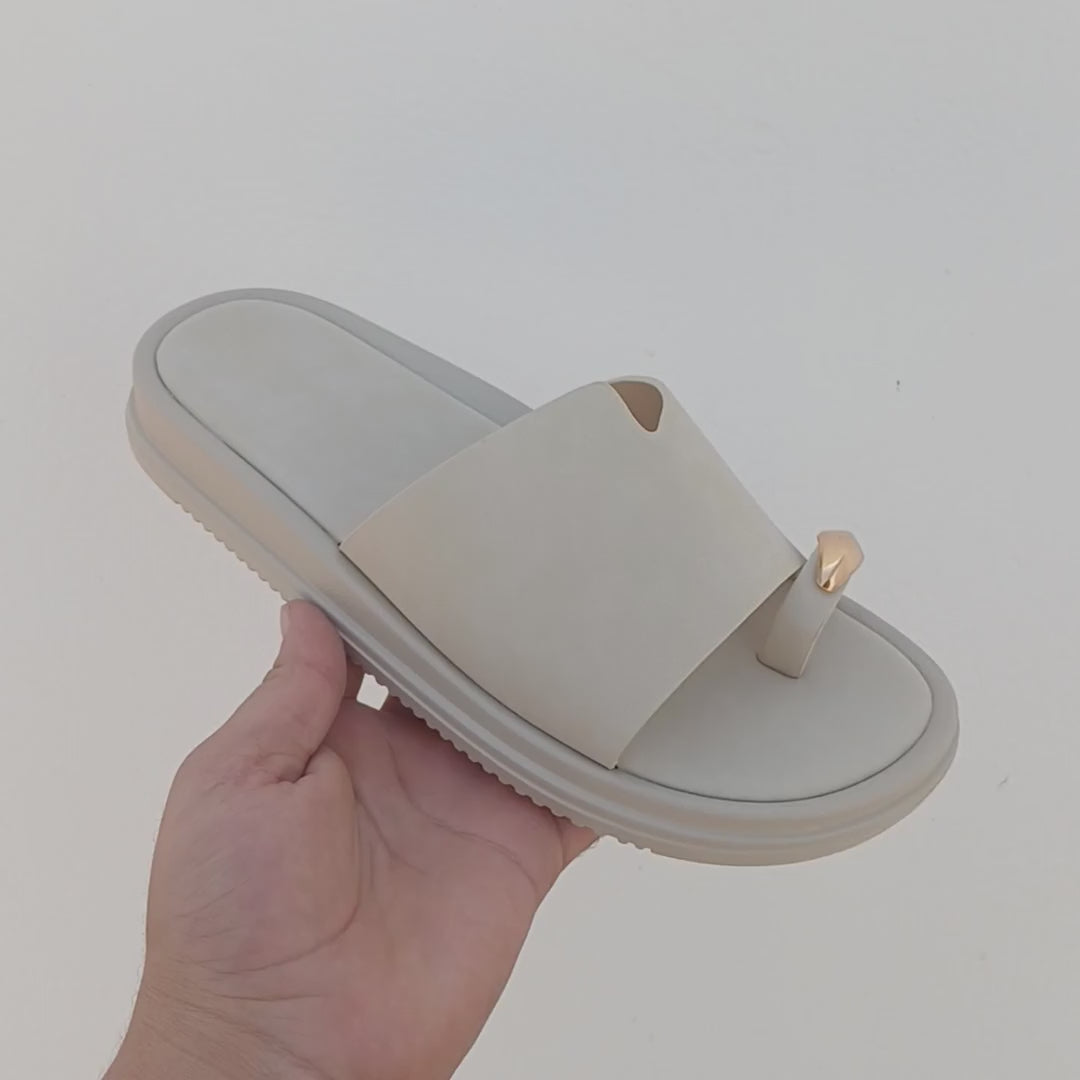 Mule Anneau Dore beige en main - video produit
